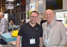 Dominique Blok and Tino Rikker from Ludvig Svensson for climate and screen solutions. They pay extra attention to their transparent energy saver with H2no technology, which causes water droplets to flow into a water film. Luxous 1147 H2no FR prevents condensation in the form of small droplets, instead condensation takes place in the form of a thin transparent water film. 