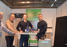 Mike Groot and David van Gaalen from Recharged discussed with the gentlemen on the left in the photo what solar panels combined with a commercial energy storage system can mean for them.