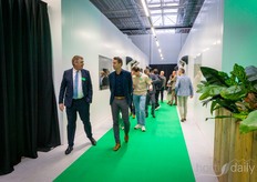 Guided tour through the growth chambers