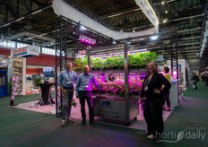 Bert van der Lugt, Franky van Looveren, and Ellen Everaert from Mechatronix. The company presented their updated grow light for high-wire crops: https://www.groentennieuws.nl/article/9629012/nieuwe-groeilamp-voor-hogedraadteelten/