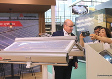 Also on display at Alcomij: ETFE ventilation ridge. Erik Schäfer is also in the picture.