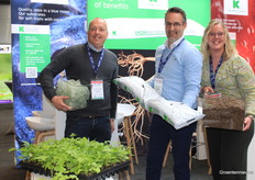 Raymond van Ispelen, Jan Vanoverschelde and Maud van Well with Klasmann Deilmann. Raymond holds a container with the Growcoon. The Growcoon is suitable for the propagation of soft fruit plants