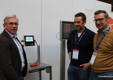 Jan Damen with the Dutch Weighing Company, explains to Marc van Steenhoven with Steenhoven robus plant) and Eric Jansen with Wilderhof