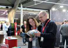 HortiDaily Guides could again be picked up at the stands of GroentenNieuws, AGF and HortiDaily. Here, Andrea van den Hoven explains to fair visitor Austin from Organifarms all he can find in the guids.