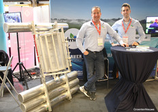 Wilbert Vervoort and Tim Rijkers (Smits) next to a Riverscreen, a filter for coarse pollution in water basins. The technology was brought over from North America.