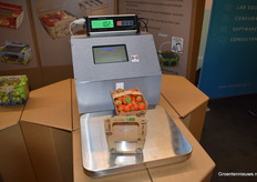 In addition to cardboard packaging, Sofrupak and AgroContracts also had an innovation with an NFC chip with a scanning system (here the prototytpe of the Agro Brygagadier) for measuring data and stock.The chip is fully compostable along with the packaging