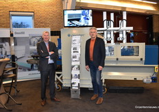 Stefaan Vandaele and Paul van der Wielen (Demaitere) with the new Demtec Unifiller machine for filling pots, tubs and trays with soil or substrate