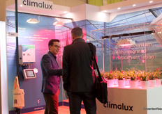 Niels Damen (Climalux) in conversation with a trade fair visitor. Would this also be about the ventilation benefits of Climalux's LED fixture?