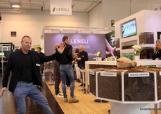 Eric Stolze was up for a funny photo, at the shared stand of Lensli and MeeGaa Substrates.
