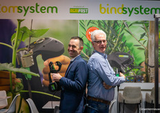 The new cast of James Bond - or Albert Lizarraga of Agrifast Dirk-Jan Haas of Hortiware, who, by extending the clip system Tomsystem from vegetable plants to trees, now have two 'guns' to show.
