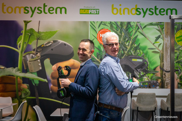 De nieuwe cast van James Bond - oftewel Albert Lizarraga van Agrifast Dirk-Jan Haas van Hortiware, die door de uitbreiding van het clipsysteem Tomsystem van groentenplanten naar bomen nu twee 'guns' hebben om te tonen.