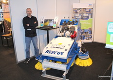 Jeff van Boxel (Heecon) shows the machine that sweeps under and around the pipe rails. As part of the crop rotation, in other words.