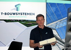 Connecting sandwich panels smartly. T-Bouwsystemen came up with something clever for it: the T-Build Strip. Patrick Thiebou demonstrates it.