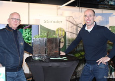 Willem Piet and Paul Bunnik (Pireco) show how Stimuter works. You can see on the tables the roots are growing well.