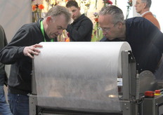 Bas Buitelaar (Buitelaar Engineering) and Cees de Haan (Hortispeed) study ECOfilter's paper filter.