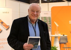 Cor Weerheim still follows horticultural developments closely. Here he comes to collect a Handboek Kasgroenten.