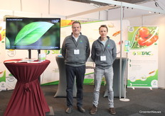 Harry and Lennart Schouten (ISA CropCare). The crop protection product Siltac, which they supply, is increasingly being used by pepper growers to combat green peach aphid. Siltac is also widely used against whitefly.