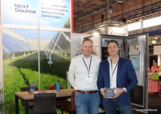 Daan Boks and Steven Triep (Next Source). Steven shows 'the important brain' of a battery. The energy management system also needs to be right.