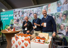 Cooperatie Hoogstraten's stand is popular - or are the strawberries? Maarten Meys, Proefcentrum Hoogstraten, and Berend Buningh come to test them briefly at Peter Rombouts' place