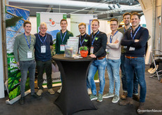 Van den Avoird Trayplant was visited by several strawberry growers: Stijn van Horen, Henk van Horen on the left, and Wouter and Tijmen van den Bosch on the right. In the middle team Trayplant itself: Jelle Broeders, Kevin Koper, Robin Stolk, and Peter van Hulten