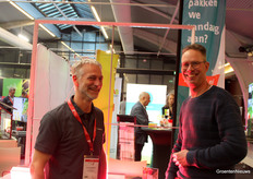 Bram Meulblok (Heliospectra) and strawberry grower Arjen Kok. He drove with wife Esmeralda from the north to the south for the Aardbeiendag. Despite the winter weather, many growers still found their way to the fair.