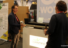 Paul Kengen (Quantified) explains one more time what his company does to these 'visitors' at the end of the Aardbeiendag. Theo and Harrie were up for a play and then it was time for a drink, the Aardbeiendiner or the journey home.