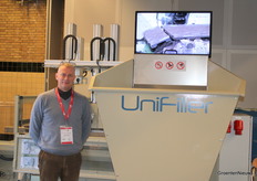 Stefaan Vandaele (Demtec) Pictured with the latest generation of tray fillers, which can be modularly assembled.