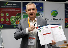 Paweł Jesiotr (Certis Belchim) points to the company's special logo for biorationals. The crop protection producer sees that the market is increasingly demanding this type of 'green product'.