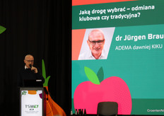 Jürgen Braun on stage as speaker on behalf of Kiku, known for apple variety Adema.
