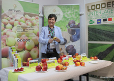 Eniko Barakonyi (Artevos) peels just one more apple to taste.