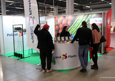 You could walk by as often as you wanted, there were always people at the stand at Poland Plants, closely related to Vissers Aardbeiplanten as you can also see from the logo.