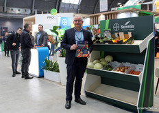 Radosław Suchorzewski of Bayer with a flyer for ResiYou. Bayer was on a stand together with De Ruiter and Seminis. At Bayer Crop Science, topics included ResiYou, which gives growers insight into residue in strawberry cultivation, among others.