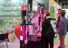 Animated conversation at Aranet's sensor setup.