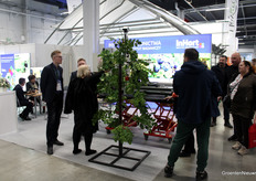 Demonstration of an apple picker at the Instytut Ogrodnictwa stand.