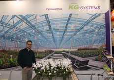 Marco de Koning (KG Greenhouses) stands here with Optiflor's beautiful plants. There, too, KG's tables move through the greenhouse.
