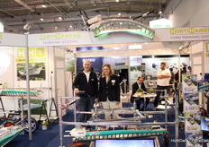 Christian Oosterlaan and Bärbeli van Heek at the fair with the Eazycut cutting machine all the pruning material comes neatly into the bag and not between the crop. This machine has many applications.