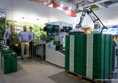 4X Robots and Danvan show the various applications of their cooperative robot for packing cucumbers. In the picture Maria Gravesen, Per Andersom, Danvan, Les Larsen and Rasmus Kristiansen