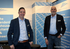 Tom van Zundert and Paul Jochems (Looije Agro Technics) are involved in numerous construction projects, including in their own backyard in Made, where a new greenhouse is being built at pepper grower Bos Kwekerijen.