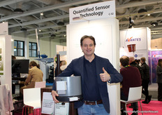 Paul Kengen (Quantified Sensor Technology) presents the Smart Gutter single pot, a variant of the weighing gutter for soft fruit growers growing in pots.