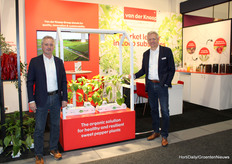 Jan de Smet and Leo Lievaart (Van der Knaap Group) next to a set-up with pepper plants on coco substrate. Jan was early on in the development of coco substrate and sees that the product is currently in the spotlight again.