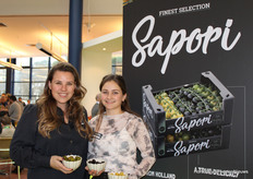 Renske Kanters and Nikki Peters present Sapori on behalf of Wim Peters Kwekerijen