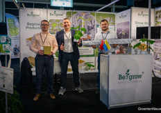 Kyrolo Gluiza, Dmytro Yakymakha and Oleksandr Shied of Begrow. Kyrolo can also explain in Dutch why more and more gerbera growers are choosing their rockwool substrate.