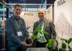 Eric de Ruiter (Organic Shapes) and Piet 'Perlite' Mertens (Pull Rhenen) demonstrate the new possibilities with their peat-free and maximally bio-based substrate: a block without a wrapper, fully automatable