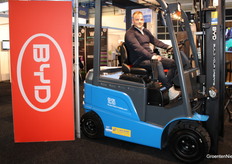 Jurrian van den Hoogenband, L. van Vliet forklifts climbed into the BYD electric forklift for me. The battery changes in 1 hour and you have a whopping 8-year warranty on the LI-IRON battery