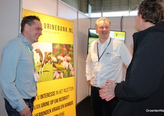 Henk Hanskamp in conversation with visitors, Hanskamp Agrotech
