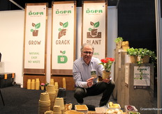 Martin Lekkerkerk shows of DOPA's biodegradable jars