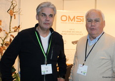 William Janssen of Maxairea stopped by at the booth of Jeroen Krijt of OMSI Indoor Climate Solutions (UV-C)