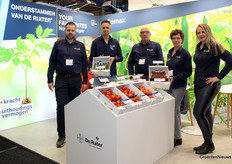 Jari Boerboom, Jerry Bentvelsen, Peter Custers, Leonie Hogendonk and Pamela Dekker (Bayer De Ruiter). A tomato tasting was organised here
