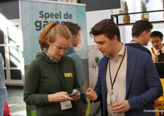 Aukje Veldstra (Ecostyle) plays Van Iperen's insect spotting game. Floor Oomen (Van Iperen) looks on.
