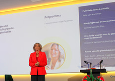 With rousing music, chairman of the day Inge entered the stage. That didn't quite work, but as soon as the presentations started, the room was on.